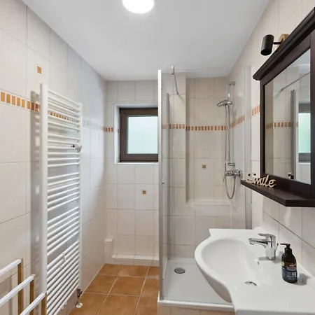 Charysma - Chillout-loft, Wintergarten, E-kamin, Massage-sessel, Schlafzimmer Mit Smart-tv, 2 Parkplaetze האמלן